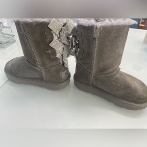 Children’s UGG Bailey bow girls boots medium grey poko dot bow size 6